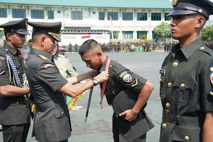 Dikmaba TNI AD Gelombang I TA 2024 Resmi Ditutup, Pangdam Zamroni: Jadilah Prajurit Sejati Yang Membanggakan