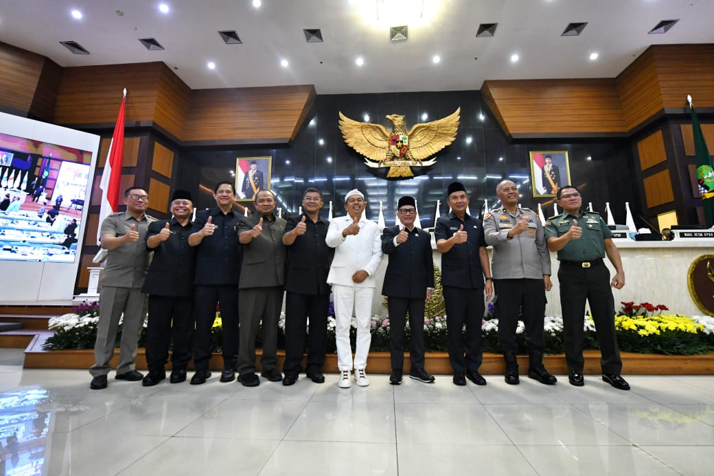 Bey Hadiri Rapat Paripurna Penetapan Pasangan Calon Gubernur dan Wakil Gubernur Jabar Terpilih