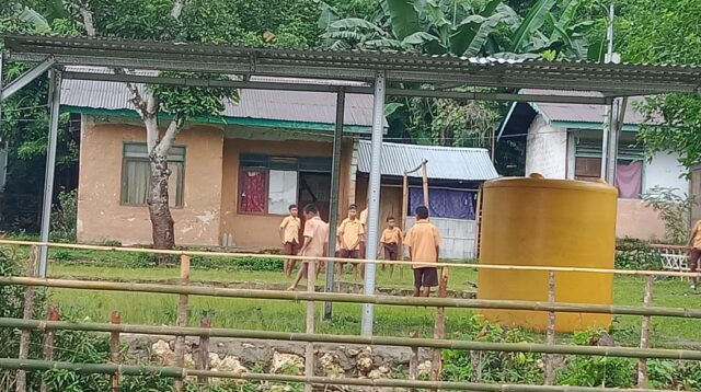 Siswa-Siswi SMP N Satap Waikajanga Hadir Lebih Awal, Guru Tidak Terlihat Hadir Disekolah Ada Apa Ya??