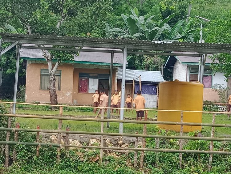 Siswa-Siswi SMP N Satap Waikajanga Hadir Lebih Awal, Guru Tidak Terlihat Hadir Disekolah Ada Apa Ya??