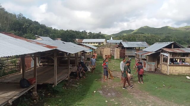 Babinsa Tabundung Bersama Masyarakat Bersihkan Sampah Pasar Tradisional