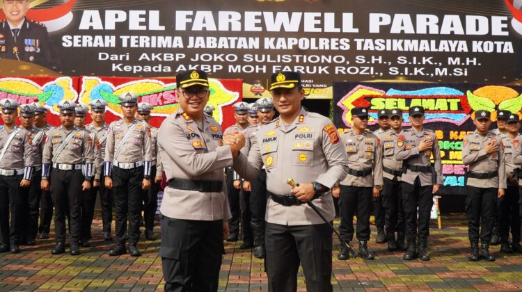 Upacara Farewell Parade Serah Terima Jabatan Kapolres Tasikmalaya Kota dari AKBP Joko Sulistiono Kepada AKBP Moh Faruk Rozi