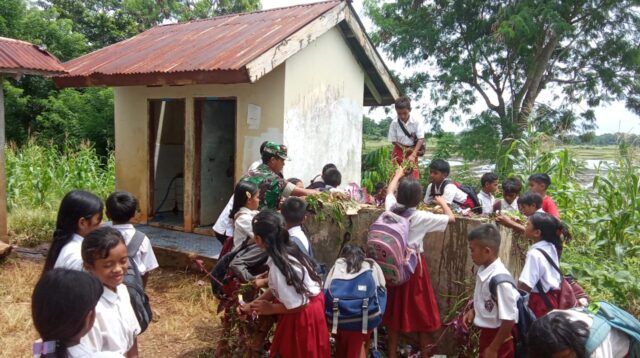 Babinsa Bersama Siswa SDM Kahunggar Karya Bakti Bersihkan Lingkungan Sekolah