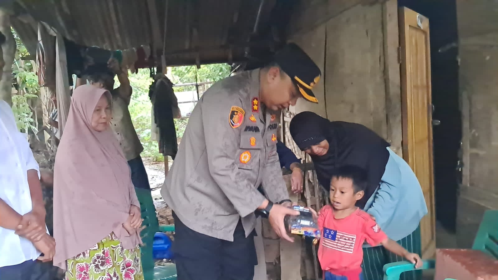 Kapolres Tanggamus Beri Tali Asih dan Rencana Bedah Rumah