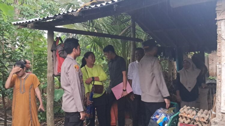 Ditengah Hujan, Kapolres Tanggamus Beri Tali Asih dan Rencana Bedah Rumah untuk Warga Pekon Sindang Marga Ditengah Hujan, Kapolres Tanggamus Beri Tali Asih dan Rencana Bedah Rumah untuk Warga Pekon Sindang Marga