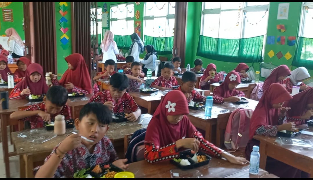 DPD Gibran Center Tanggamus Berikan Makanan Bergizi Gratis Kepada Murid SDN1 Banjar Agung Ilir Kecamatan Pugung Kab. Tanggamus