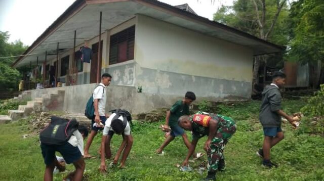 Babinsa Pahunga Lodu Ajak Guru Dan Siswa-siswi Kerja Bakti Pembersihan Lingkungan Sekitar Sekolah,
