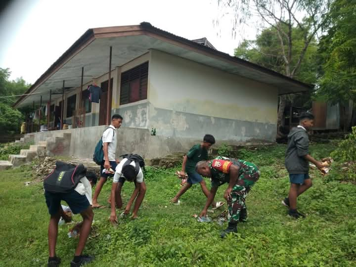 Babinsa Pahunga Lodu Ajak Guru Dan Siswa-siswi Kerja Bakti Pembersihan Lingkungan Sekitar Sekolah,