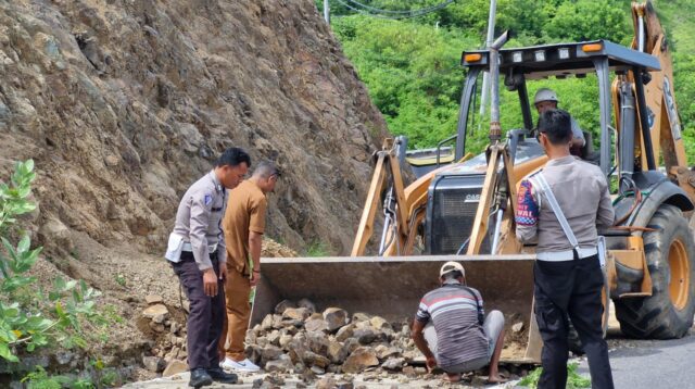Polisi Bersama Dinas PU Bersihkan Material Longsor di Jalan Lingkar Luar Labuan Bajo