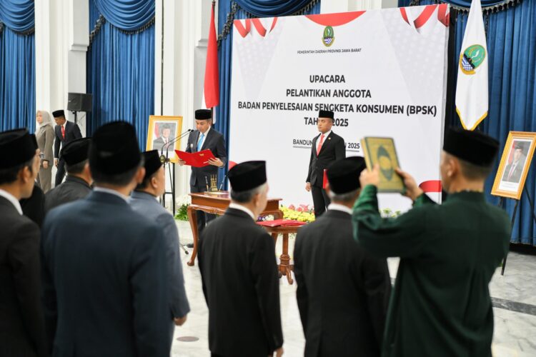 Bey Machmudin Lantik Anggota BPSK Jabar 2025-2030