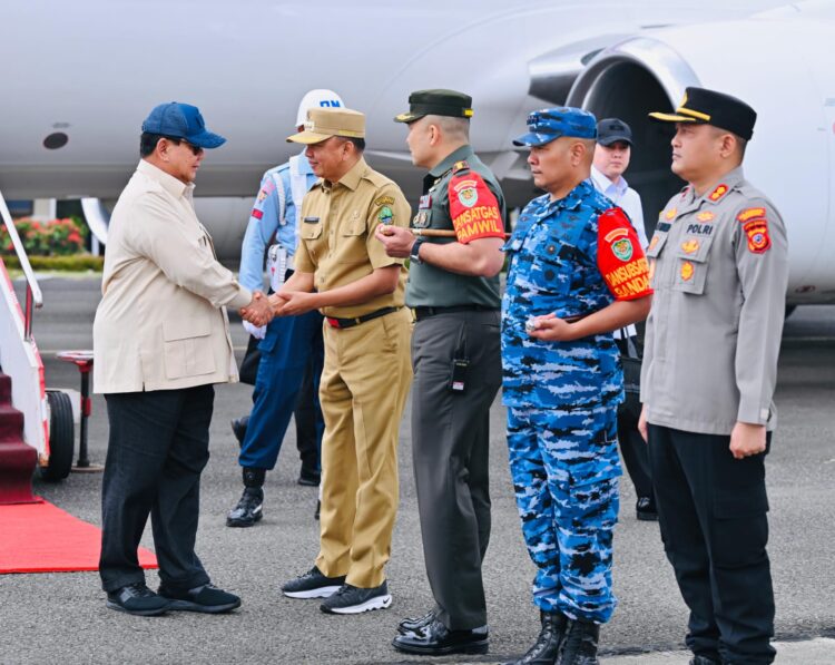 Penjabat Wali Kota Sambut Kedatangan Presiden Prabowo di Husein Sastranegara,