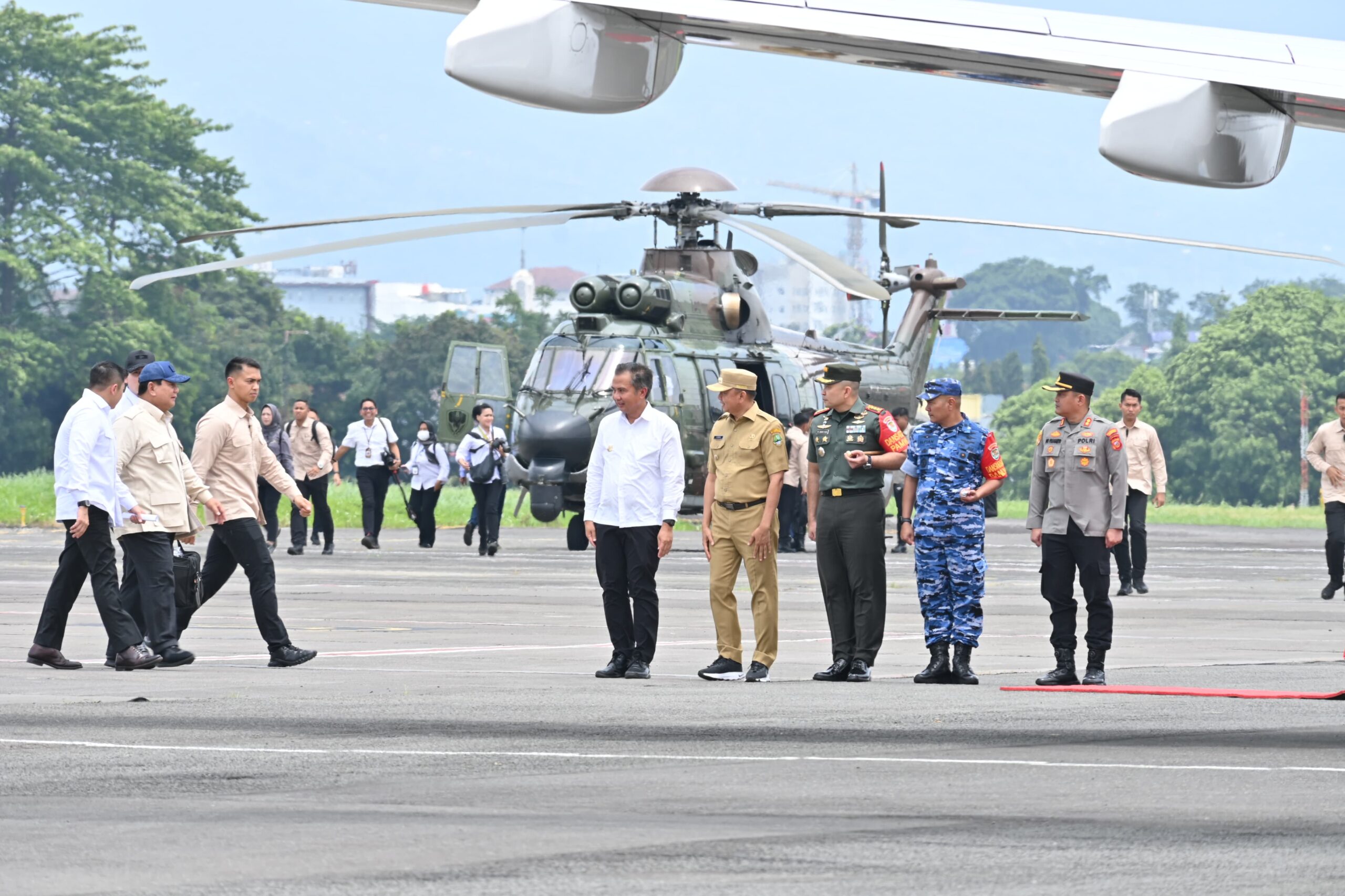 Penjabat Wali Kota Sambut Kedatangan Presiden Prabowo di Husein Sastranegara,