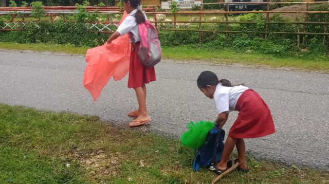 Tidak Kenal Hujan Lebat, Siswa-Siswi SD-SMPN Satap Waikajanga Tetap Masuk Sekolah