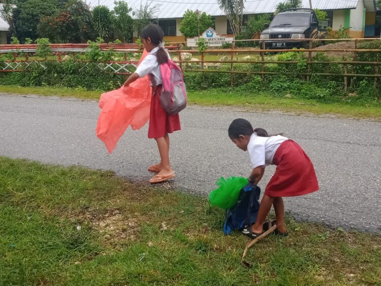 Tidak Kenal Hujan Lebat, Siswa-Siswi SD-SMPN Satap Waikajanga Tetap Masuk Sekolah