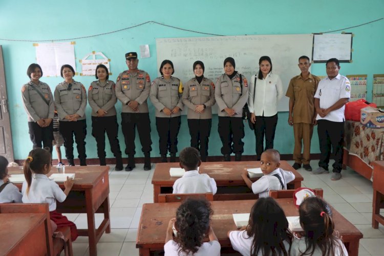 Polres Sumba Barat Bagikan Makanan Bergizi Gratis kepada Siswa SDN Ngadu Mbolu