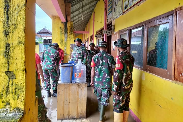 Pimpin Gotong Royong Bersihkan Gedung Sekolah Terdampar Banjir Di Desa Sakuru