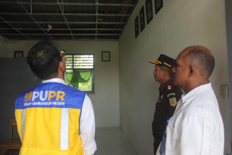 Kajati NTT Tinjau Plafon Roboh di SD Kota dan Kabupaten Kupang