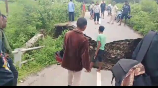 Akibat Hujan Lebat Mengakibatkan Banjir,Jembatan Kali Asin Wendewa Barat Putus