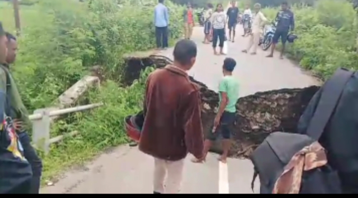Akibat Hujan Lebat Mengakibatkan Banjir,Jembatan Kali Asin Wendewa Barat Putus Akibat Hujan Lebat Mengakibatkan Banjir,Jembatan Kali Asin Wendewa Barat Putus