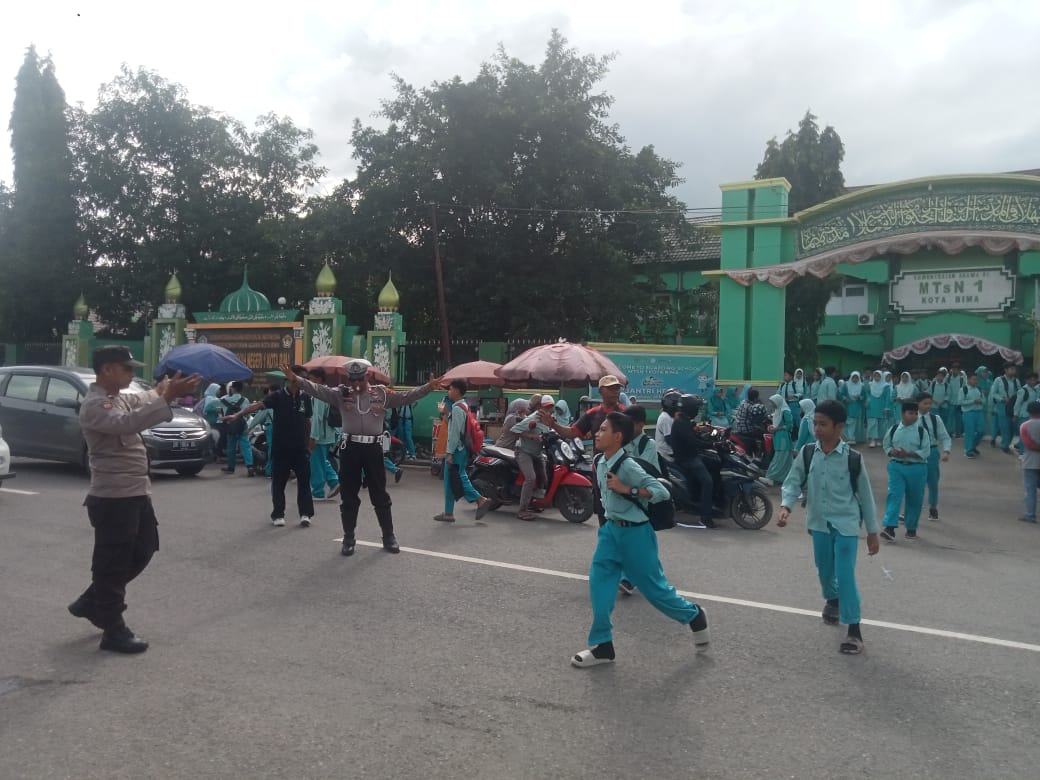 Strong Point Sore Panit Lantas Polsek Rasbar, Berikan Pelayanan Kamseltibcar di Depan MTS Padolo