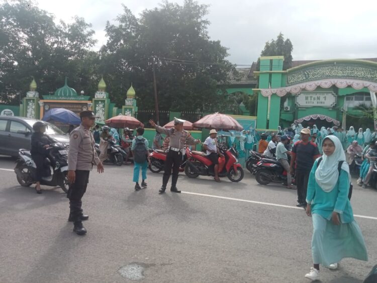 Berikan Pelayanan Kamseltibcar di Depan MTS Padolo