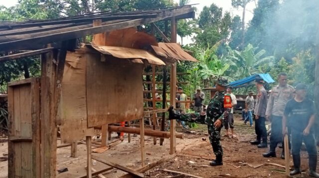 Rumah Surtini Dibedah, Polres Tanggamus Bersama Warga Gelar Pembongkaran