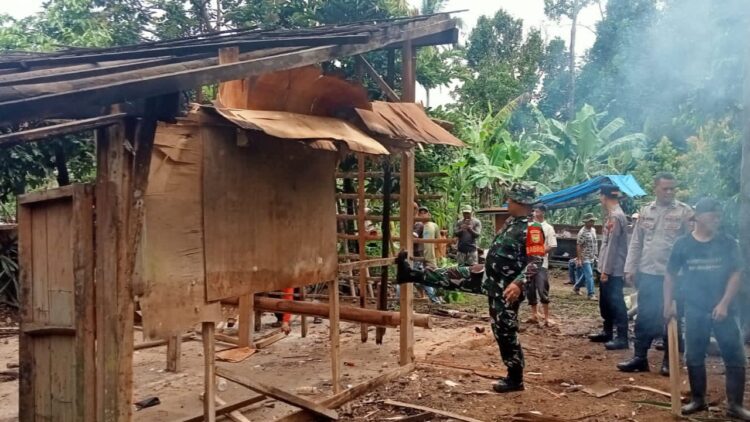 Rumah Surtini Dibedah, Polres Tanggamus Bersama Warga Gelar Pembongkaran Rumah Surtini Dibedah, Polres Tanggamus Bersama Warga Gelar Pembongkaran