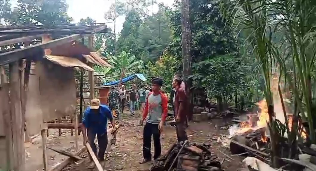 Polres Tanggamus Bersama Warga Gelar Pembongkaran