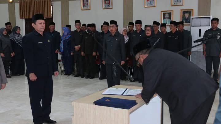Bupati Melantik Pejabat Administrator Dan Pengawas, Pelayanan Masyarakat Lebih Di Tingkatkan Lagi