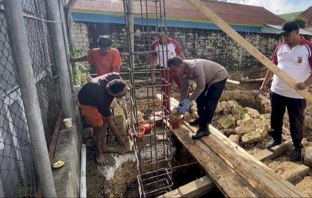 Peletakan Batu Pertama Pembangunan Mushola Polres Sumba Barat Oleh Kapolres Bersama Imam Masjid