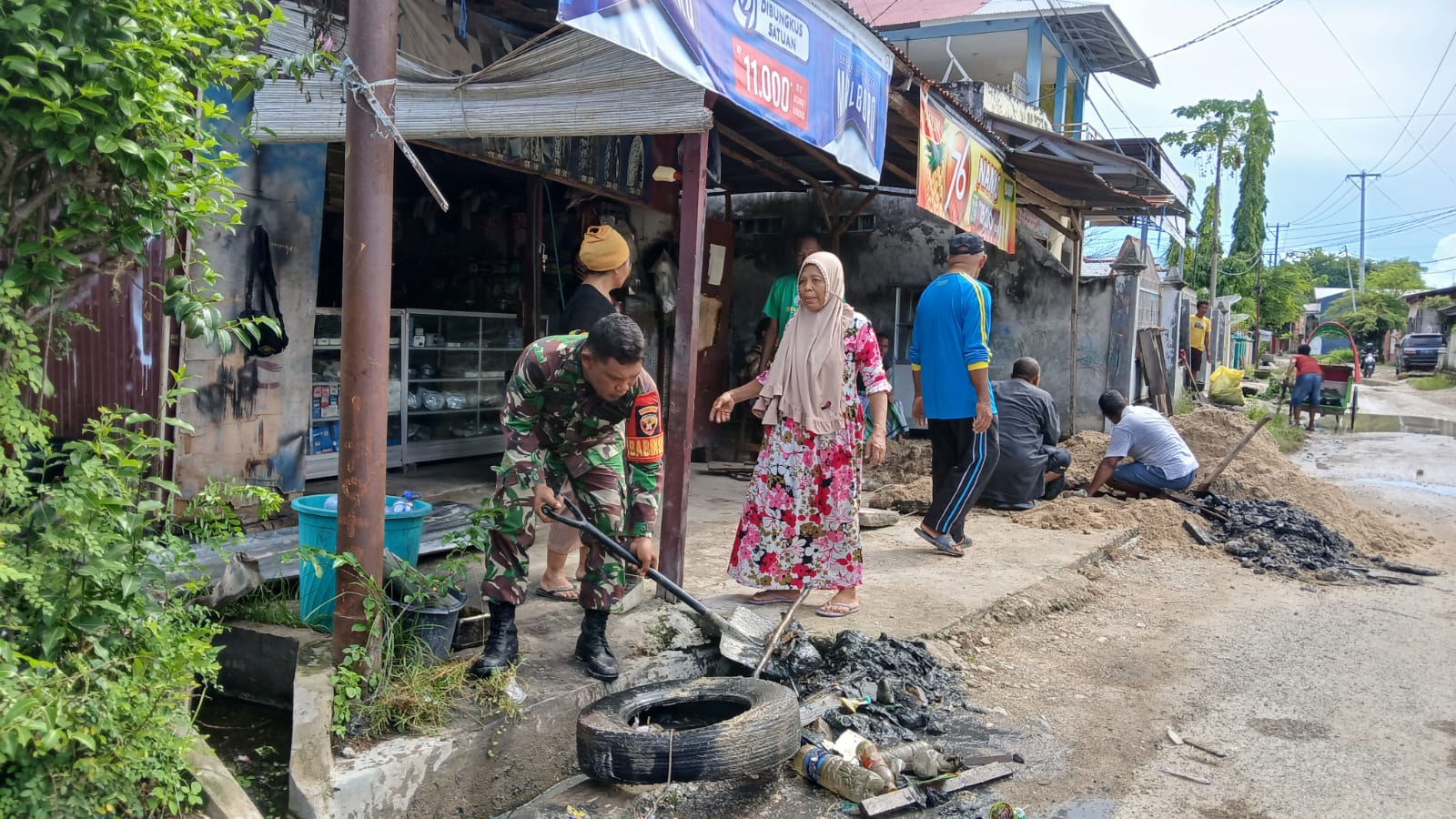 Ciptakan Lingkungan Bersih, Babinsa Bersama Masyarakat Kelurahan Kamalaputi Laksanakan Jum’at Bersih