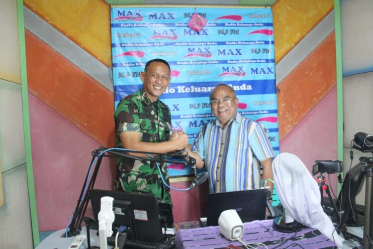 Dandim 1601/Sumba Timur Podcast di Radio Max FM Waingapu, Sosialisasi Penerimaan Prajurit TNI AD