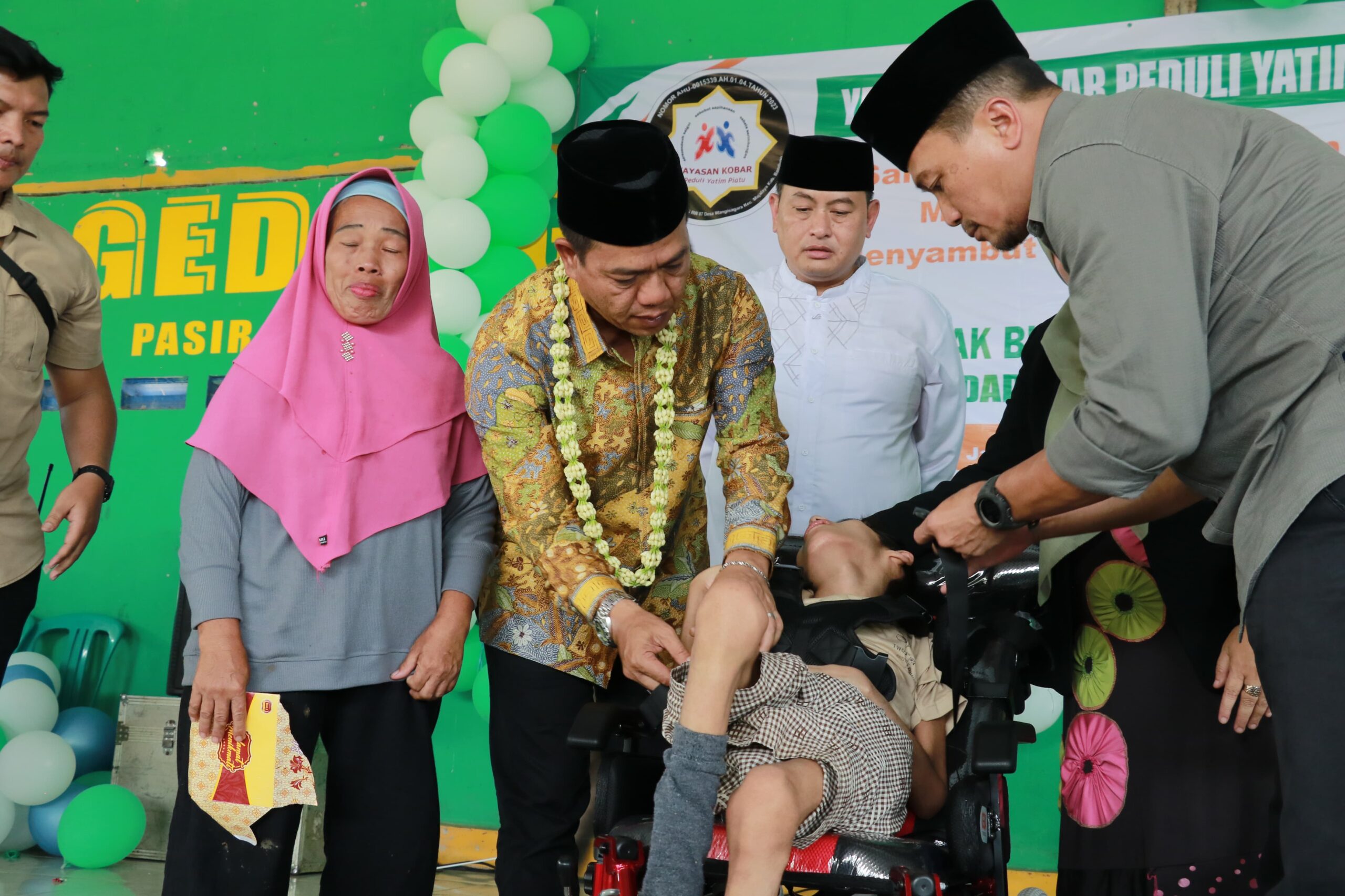 "Bupati Bandung Santuni 200 Yatim Piatu dan Berikan Kursi Roda di Isra Mikraj"