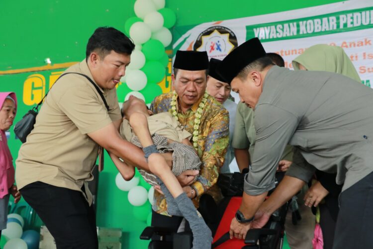 "Bupati Bandung Santuni 200 Yatim Piatu dan Berikan Kursi Roda di Isra Mikraj"