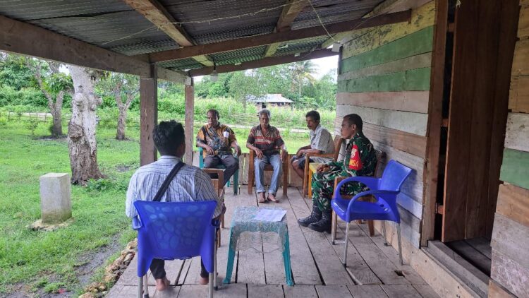 Babinsa Koramil 01/Lewa Himbau Warga Desa Matawai Amahu Agar Hewan Ternak di Ikat