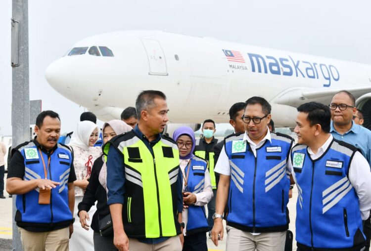 Bey Machmudin Sambut Kedatangan Kargo Perdana di Bandara Kertajati