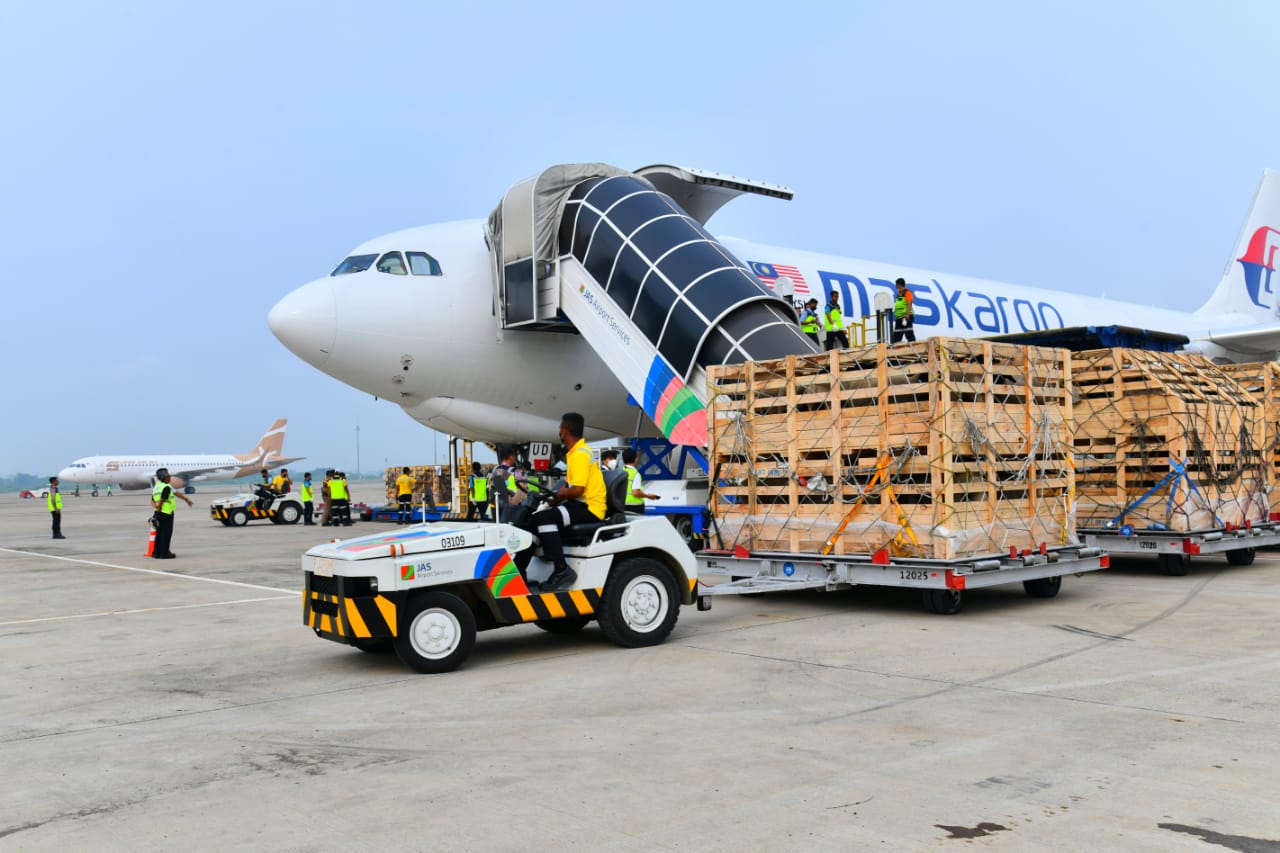 Bey Machmudin Sambut Kedatangan Kargo Perdana di Bandara Kertajati