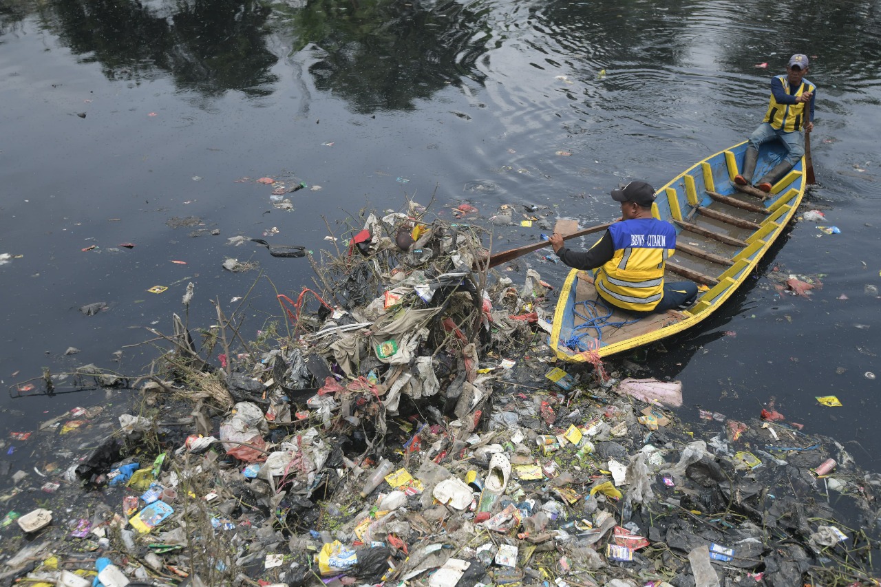 Sekda Herman Targetkan Pembersihan Sampah di Oxbow Cicukang Rampung Februari 2025