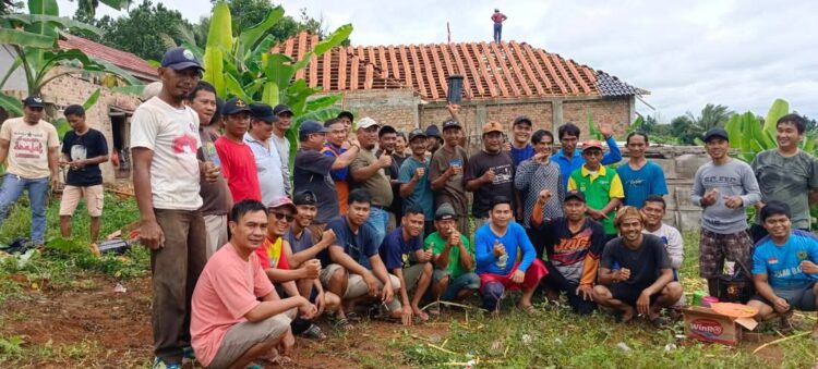 Bersama Warga Bapak Tulus Bergotong Royong Memasang Atap Rumah Tahfidz Raudhatul Jannah Kemiling