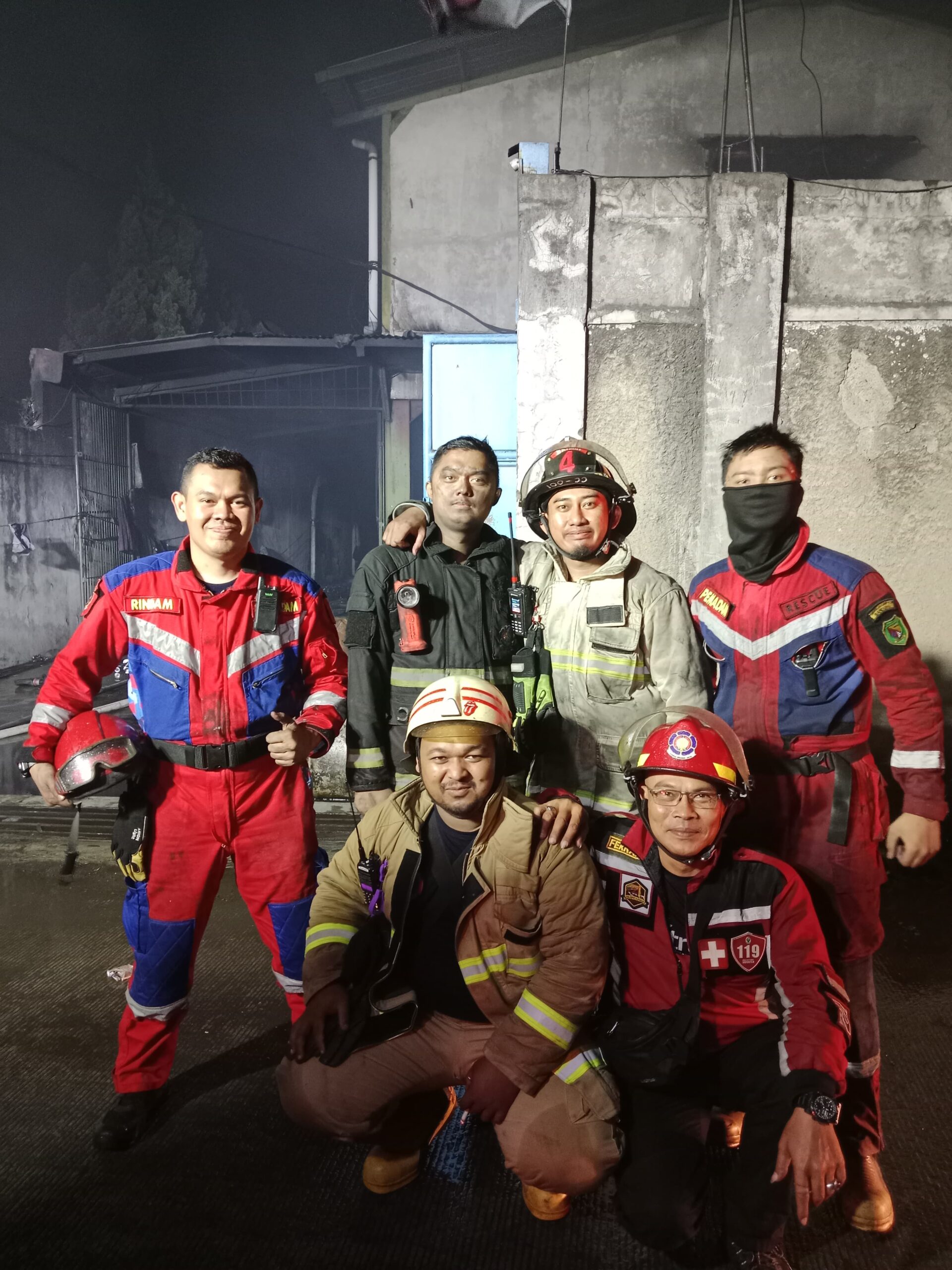 Damkar Bandung Padamkan Kebakaran Hebat di Pabrik Cibolerang