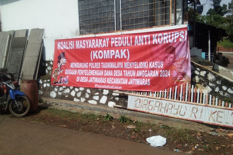 Warga Desa Jatiwaras Pasang Spanduk Dukung APH Menyelidiki Kasus Dugaan Penyelewengan Dana Desa (DD) TA. 2024 Warga Desa Jatiwaras Pasang Spanduk Dukung APH Menyelidiki Kasus Dugaan Penyelewengan Dana Desa (DD) TA. 2024