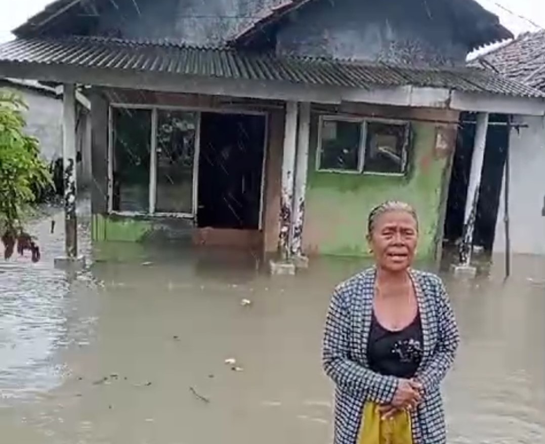 Tanggul Laut Jebol, Banjir Rob Rendam Desa Eretan Kulon