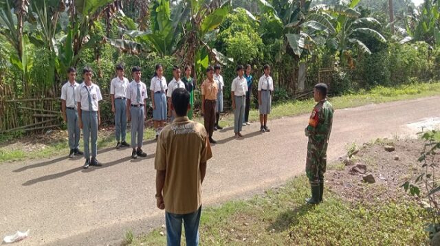 Babinsa Tabundung Berikan Pelatihan PBB dan Wawasan Kebangsaan kepada Siswa SMK N 1 Tabundung