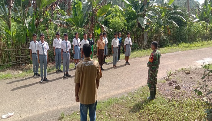 Babinsa Tabundung Berikan Pelatihan PBB dan Wawasan Kebangsaan kepada Siswa SMK N 1 Tabundung