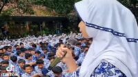 Dalam Menyambut Bulan Suci Ramadhan 1446 H. SMP Negeri 4 Kotabaru Mengadakan Kegiatan Penguatan Karakter Religius Siswa - Siswi SERGAP.CO.ID KAB. KARAWANG, || Dibulan suci ramadhan 1446 H disebutkan bahwa tanggal 27 Februari sampai 5 Maret 2025 pembelajaran berlangsung dirumah dengan cara sekolah memberikan tugas. Hari ini, Rabu 26 Februari 2025 merupakan hari terakhir sebelum pembelajaran di rumah dilaksanakn. Mengisi hari terakhir sebelum pembelajaran di rumah dilakasanakn, SMPN 4 Kotabaru mengadakan kegiatan penguatan karakter religius. Kegiatan diisi dengan berbagai agenda diantaranya sholat dhuha bersama, ceramah agama oleh siswa, ceramah agama oleh guru agama, pembelajaran terkait dengan puasa ramadhan, diselingi dengan nyanyian lagu religi dari aiawa dan dilanjutkan dengan makan bersama bersama wali kelas masing-masing. Siswa bersama wali kelas makan bersama di kelas masing-masing. Siswa membawa makan dari rumah demikian pula dengan wali kelas. Selain maka bersama, kegiatan ini juga dimanfaatkan oleh wali kelas untuk memberikan arahan selama kegiatan pembelajaran di rumah. Ada momen yang menarik dari kegiatan hari ini misalnya saat dilapangan ada Doorprize yang diberikan oleh guru dan kepala sekolah. Dengan memberikan pertanyaan seputar ramadhan kepada siswa guru memberikan doorprice berupa uang bagi siswa yang bisa menjawab. Lebih seru lagi doorprice dari kepala sekolah. Bagi siswa yang dapat menghafal surat yang ditentukan mendapat uang masing-masing 50 ribu rupiah. "Ucap "Pakndol. (Liputan : Ahmad Z)