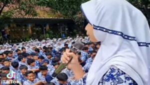 Dalam Menyambut Bulan Suci Ramadhan 1446 H. SMP Negeri 4 Kotabaru Mengadakan Kegiatan Penguatan Karakter Religius Siswa - Siswi SERGAP.CO.ID KAB. KARAWANG, || Dibulan suci ramadhan 1446 H disebutkan bahwa tanggal 27 Februari sampai 5 Maret 2025 pembelajaran berlangsung dirumah dengan cara sekolah memberikan tugas. Hari ini, Rabu 26 Februari 2025 merupakan hari terakhir sebelum pembelajaran di rumah dilaksanakn. Mengisi hari terakhir sebelum pembelajaran di rumah dilakasanakn, SMPN 4 Kotabaru mengadakan kegiatan penguatan karakter religius. Kegiatan diisi dengan berbagai agenda diantaranya sholat dhuha bersama, ceramah agama oleh siswa, ceramah agama oleh guru agama, pembelajaran terkait dengan puasa ramadhan, diselingi dengan nyanyian lagu religi dari aiawa dan dilanjutkan dengan makan bersama bersama wali kelas masing-masing. Siswa bersama wali kelas makan bersama di kelas masing-masing. Siswa membawa makan dari rumah demikian pula dengan wali kelas. Selain maka bersama, kegiatan ini juga dimanfaatkan oleh wali kelas untuk memberikan arahan selama kegiatan pembelajaran di rumah. Ada momen yang menarik dari kegiatan hari ini misalnya saat dilapangan ada Doorprize yang diberikan oleh guru dan kepala sekolah. Dengan memberikan pertanyaan seputar ramadhan kepada siswa guru memberikan doorprice berupa uang bagi siswa yang bisa menjawab. Lebih seru lagi doorprice dari kepala sekolah. Bagi siswa yang dapat menghafal surat yang ditentukan mendapat uang masing-masing 50 ribu rupiah. "Ucap "Pakndol. (Liputan : Ahmad Z)