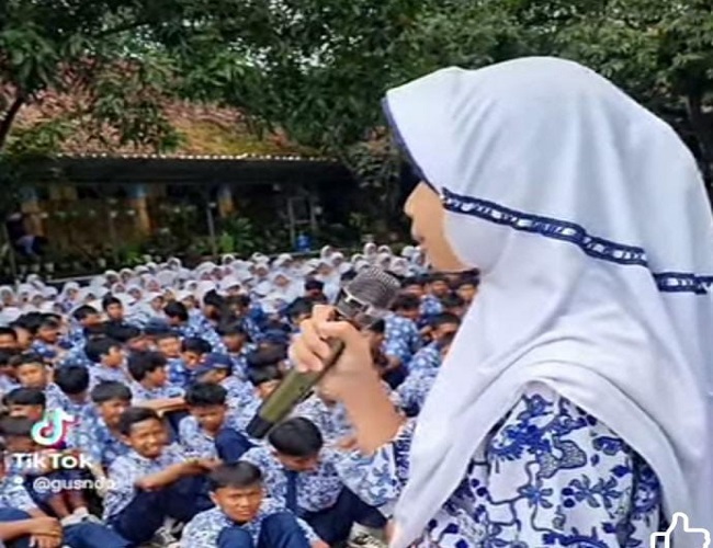 Dalam Menyambut Bulan Suci Ramadhan 1446 H. SMP Negeri 4 Kotabaru Mengadakan Kegiatan Penguatan Karakter Religius Siswa - Siswi SERGAP.CO.ID KAB. KARAWANG, || Dibulan suci ramadhan 1446 H disebutkan bahwa tanggal 27 Februari sampai 5 Maret 2025 pembelajaran berlangsung dirumah dengan cara sekolah memberikan tugas. Hari ini, Rabu 26 Februari 2025 merupakan hari terakhir sebelum pembelajaran di rumah dilaksanakn. Mengisi hari terakhir sebelum pembelajaran di rumah dilakasanakn, SMPN 4 Kotabaru mengadakan kegiatan penguatan karakter religius. Kegiatan diisi dengan berbagai agenda diantaranya sholat dhuha bersama, ceramah agama oleh siswa, ceramah agama oleh guru agama, pembelajaran terkait dengan puasa ramadhan, diselingi dengan nyanyian lagu religi dari aiawa dan dilanjutkan dengan makan bersama bersama wali kelas masing-masing. Siswa bersama wali kelas makan bersama di kelas masing-masing. Siswa membawa makan dari rumah demikian pula dengan wali kelas. Selain maka bersama, kegiatan ini juga dimanfaatkan oleh wali kelas untuk memberikan arahan selama kegiatan pembelajaran di rumah. Ada momen yang menarik dari kegiatan hari ini misalnya saat dilapangan ada Doorprize yang diberikan oleh guru dan kepala sekolah. Dengan memberikan pertanyaan seputar ramadhan kepada siswa guru memberikan doorprice berupa uang bagi siswa yang bisa menjawab. Lebih seru lagi doorprice dari kepala sekolah. Bagi siswa yang dapat menghafal surat yang ditentukan mendapat uang masing-masing 50 ribu rupiah. "Ucap "Pakndol. (Liputan : Ahmad Z)