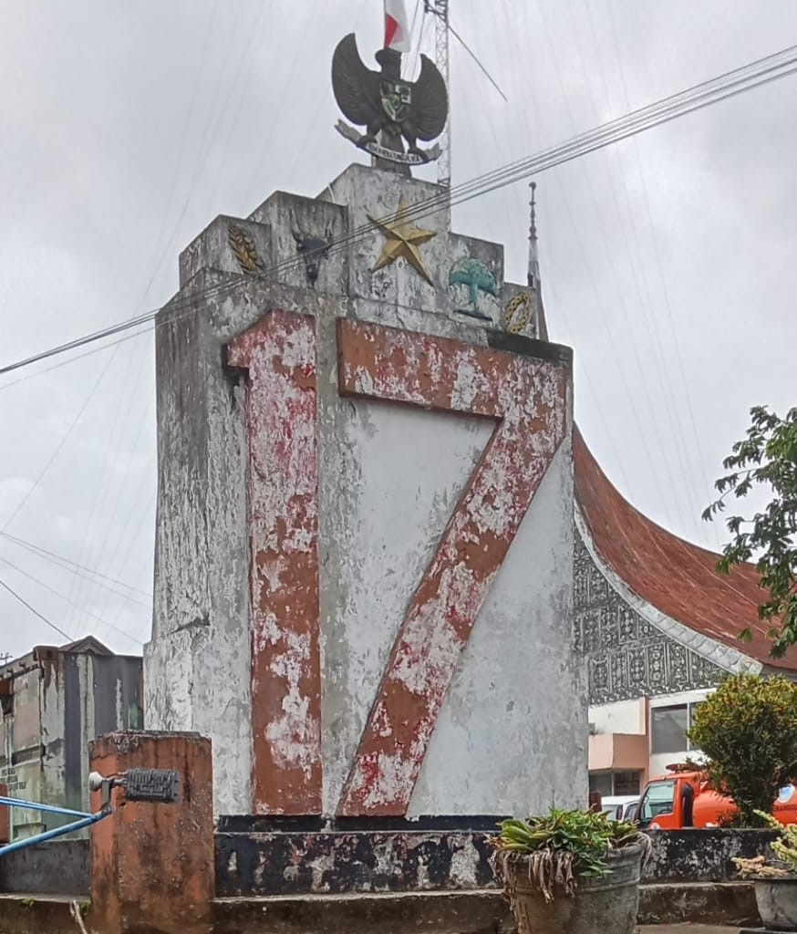 Tugu 17 Agustus Terabaikan, Depan Pintu Masuk Kedinasan, Kantor Bupati Lama