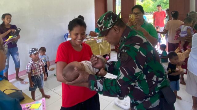 Babinsa Rindi Umalulu Dampingi Petugas Kesehatan Operasi Timbang Bayi Di Posyandu Desa Patawang