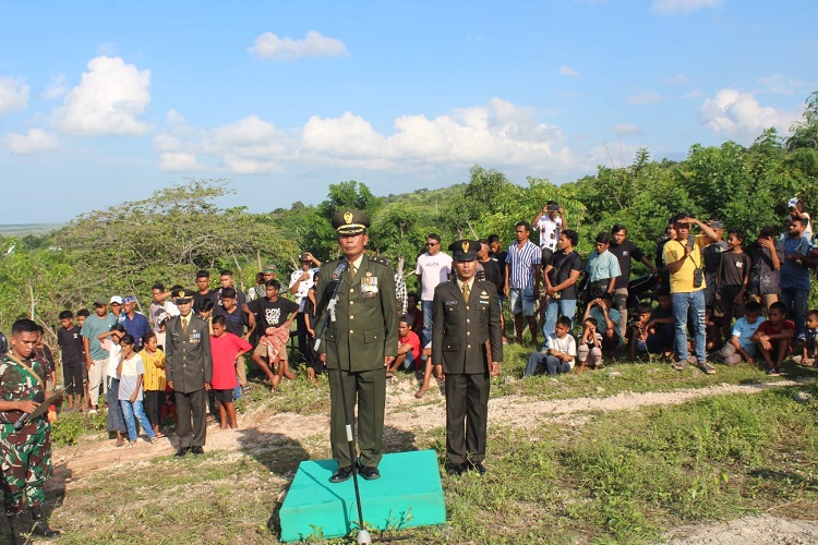 Kasdim 1601/Sumba Timur Pimpin Upacara Pemakaman Jenazah Anggota Denma Brigif 27/NI